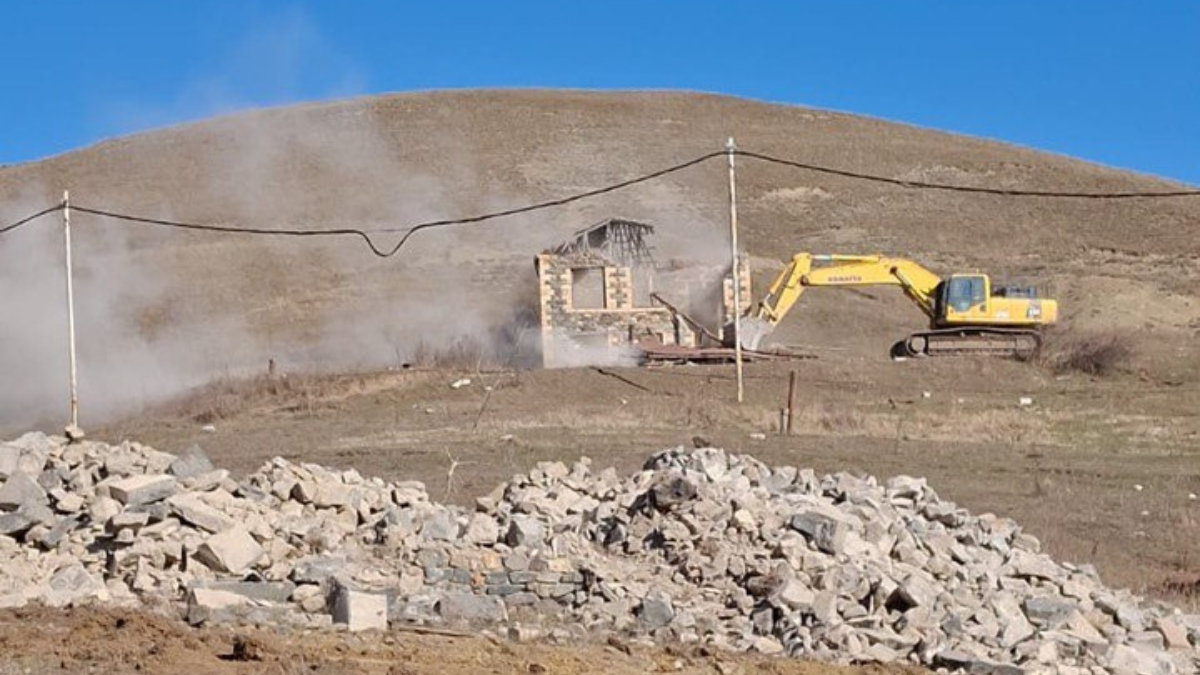 Laçının Qorçu qəsəbəsində söküntü işləri başlayıb