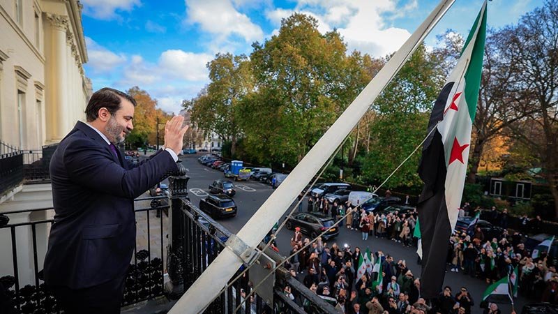 Suriye bayrağı, Londra'da göndere çekildi