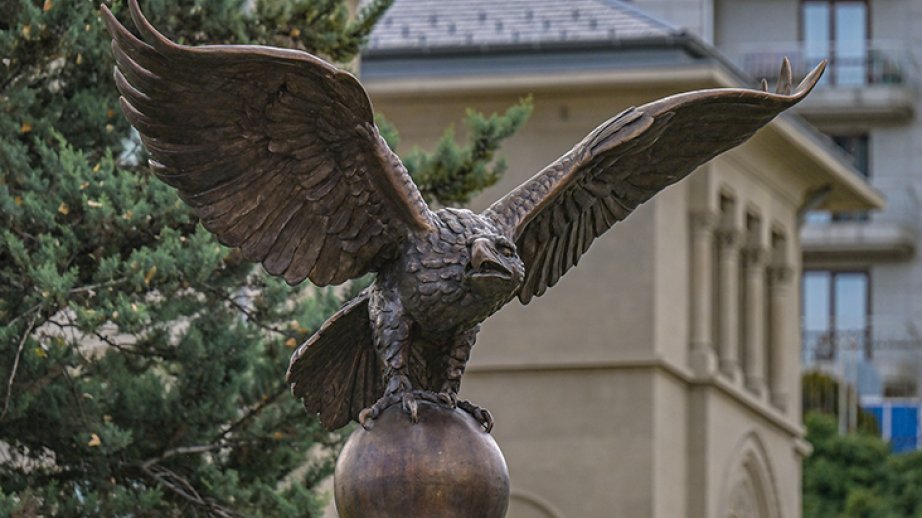 Ankaradakı Atatürk bulvarında türk birliyinin rəmzi olan “Toğrul quşu” heykəli qoyulub