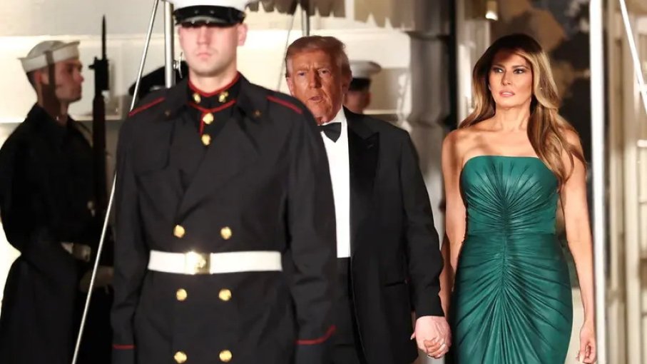 Moda diplomatiyası: Melaniya Tramp Səudiyyə vəliəhdi ilə şam yeməyində yaşıl rəngli donu ilə diqqəti cəlb edib