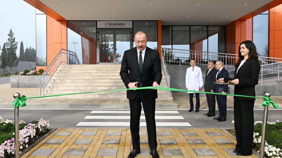 Prezident İlham Əliyev dərman preparatları istehsalı müəssisəsinin açılışında iştirak edib