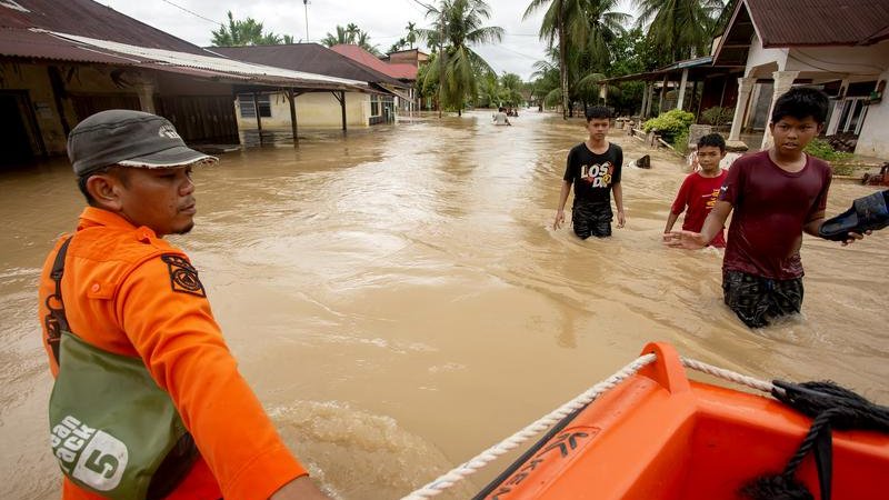 Endonezya’da sel ve toprak kayması nedeniyle hayatını kaybedenlerin sayısı 23’e yükseldi