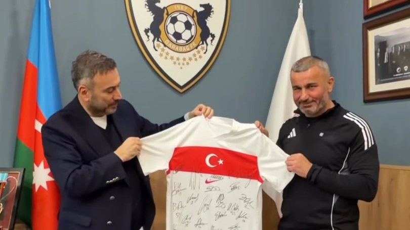 Qurban Qurbanova Türkiyə millisinin imzalı forması hədiyyə edilib