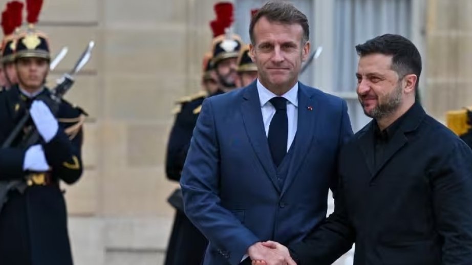 Emmanuel Makron sülh danışıqlarını müzakirə etmək üçün Volodimir Zelenskini Yeliseydə qəbul edib