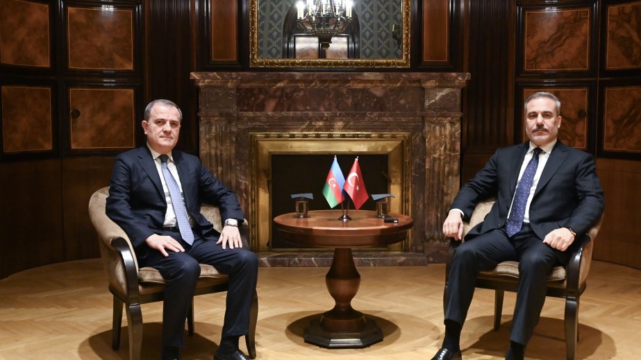 Ceyhun Bayramov Hakan Fidanla ikitərəfli və regional məsələləri müzakirə edib