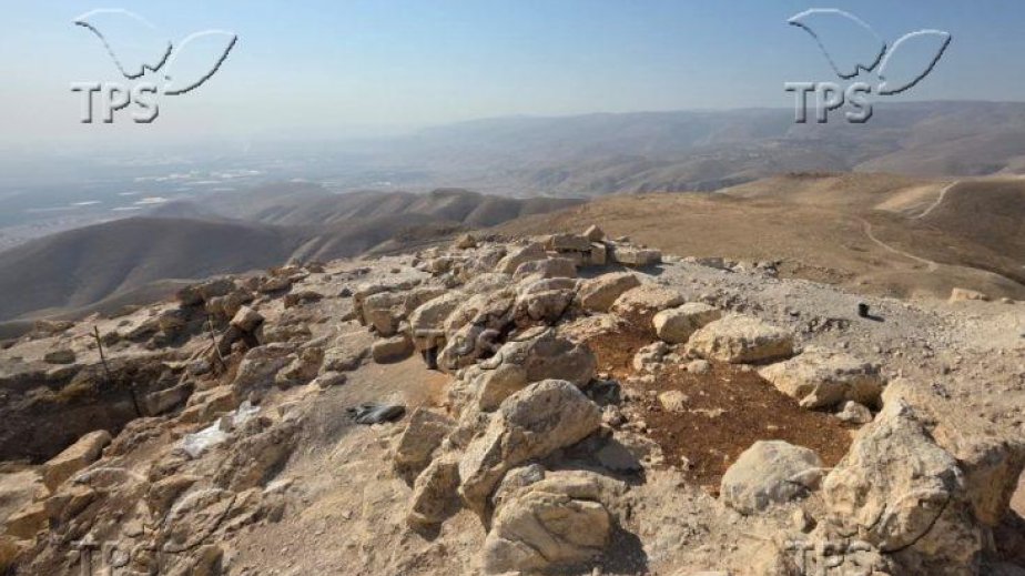 Israeli archaeologists uncover remains of dramatic mountaintop royal palace