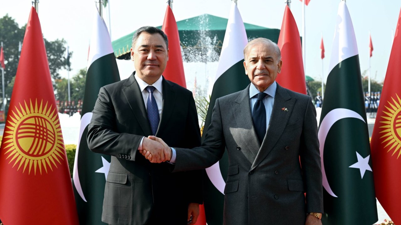 President of Kyrgyzstan meets with Pakistani Prime Minister in Islamabad