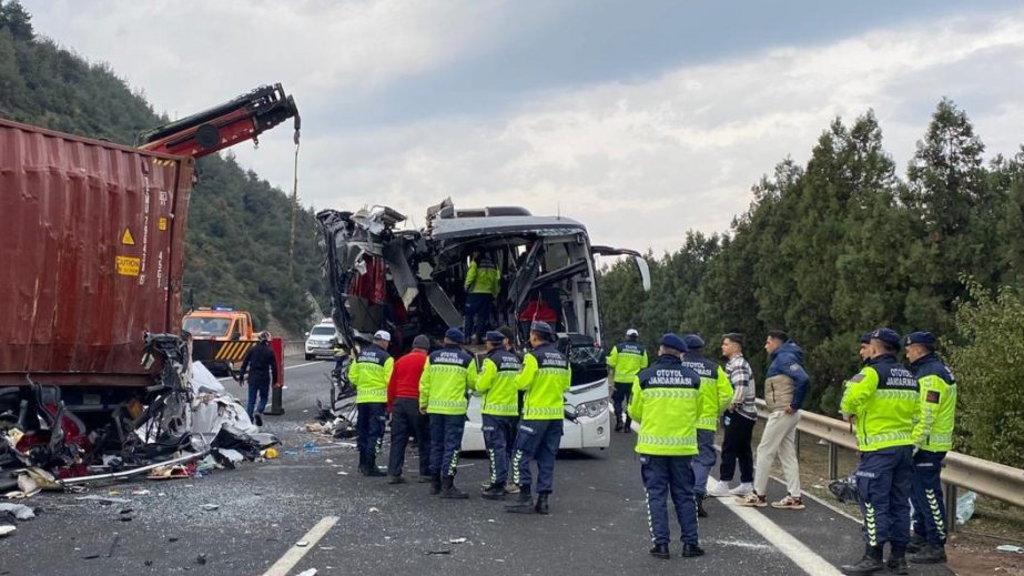 Türkiyədə avtobus yük maşını ilə toqquşub: 6 nəfər ölüb, 11 nəfər yaralanıb