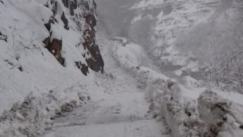 Xınalıq yolunda köməksiz qalan turist xilas edilib