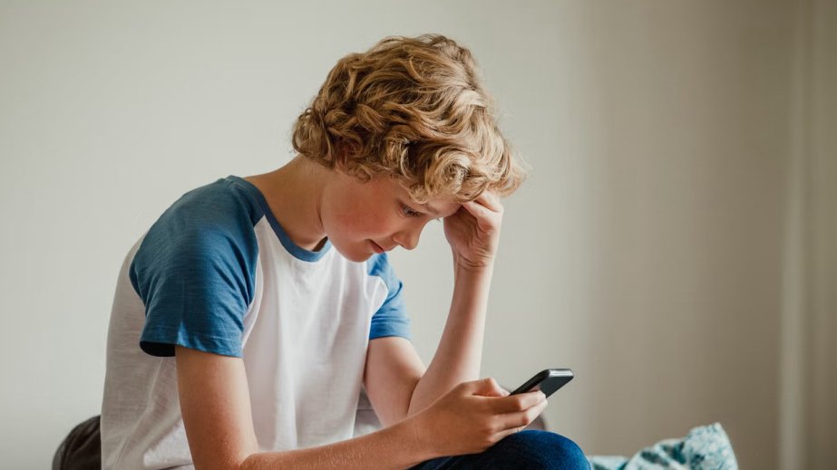 Britaniyada yeniyetmələrin dörddə biri psixi sağlamlıq dəstəyi üçün süni intellektə müraciət edir