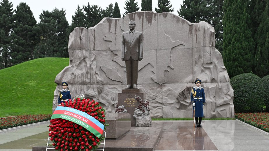 President Ilham Aliyev and First Lady Mehriban Aliyeva visited grave of National Leader Heydar Aliyev