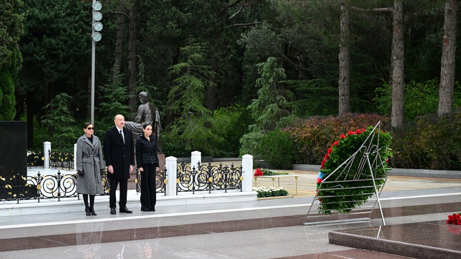 Prezident İlham Əliyev və birinci xanım Mehriban Əliyeva Ümummilli Lider Heydər Əliyevin məzarını ziyarət ediblər YENİLƏNƏCƏK