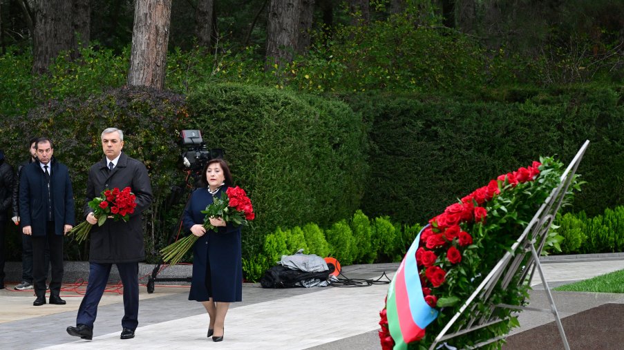 Dövlət və hökumət rəsmiləri Fəxri xiyabanda Ulu Öndər Heydər Əliyevin xatirəsini yad ediblər