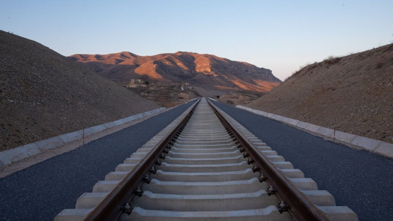 Bu ilin 11 ayında dəmir yolu və dəniz nəqliyyatı ilə daşınan sərnişin sayı açıqlanıb