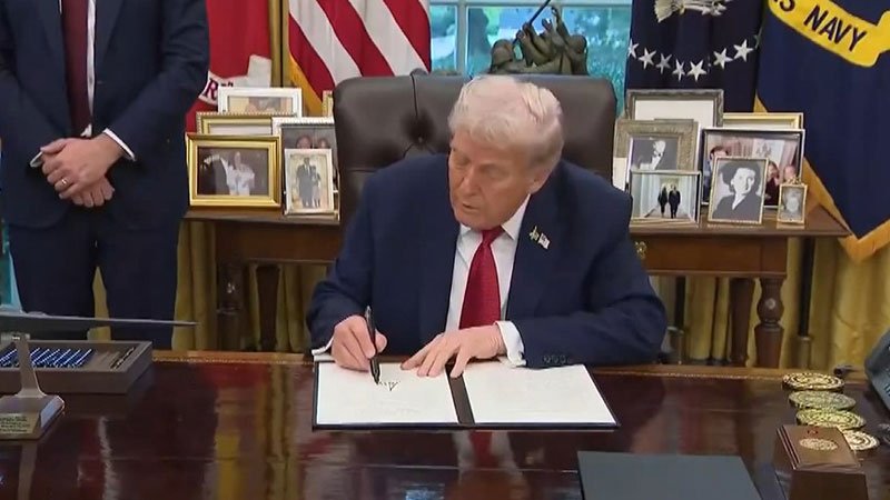 Trump, fentanili kitle imha silahı ilan eden kararnameyi imzaladı