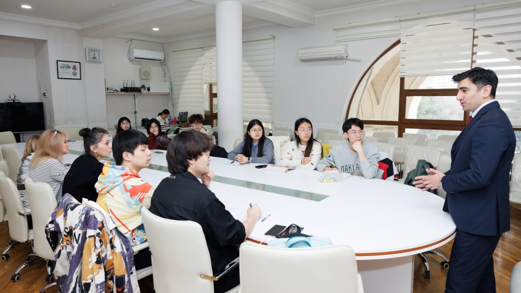 Çinli tələbələr Ədəbiyyat İnstitutunda olublar