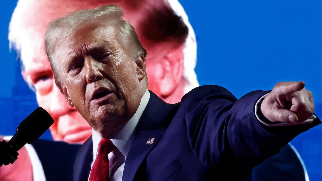 Tramp Tokayevə Ağ Evin açarını hədiyyə edib