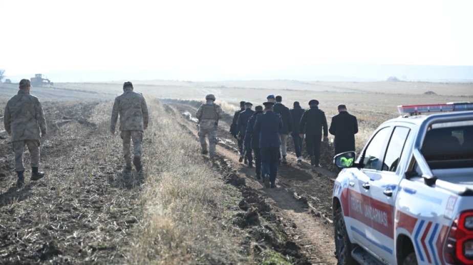 Libyan military delegation examining wreckage of crashed jet in Ankara