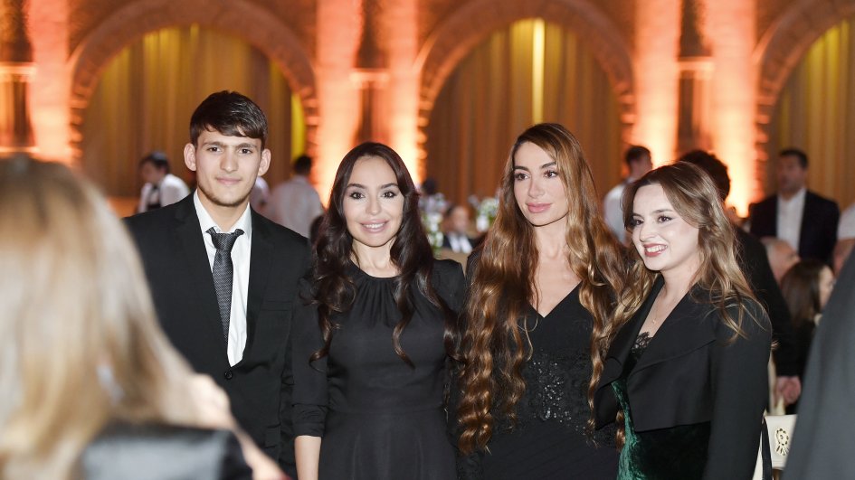 Heydər Əliyev Fondunun vitse-prezidenti Leyla Əliyeva və Bakı Media Mərkəzinin rəhbəri Arzu Əliyeva ilin idman yekunları ilə bağlı qala mərasimində iştirak ediblər