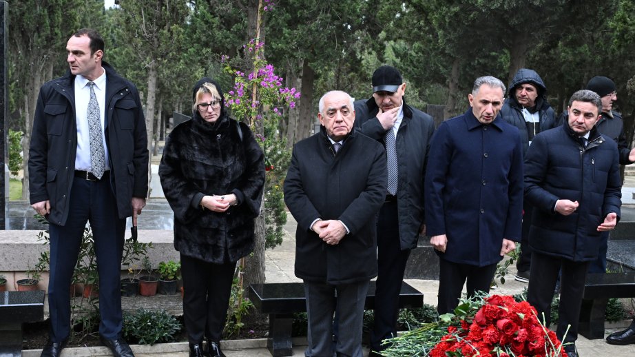 PM Ali Asadov visits graves of deceased AZAL crew members in Baku