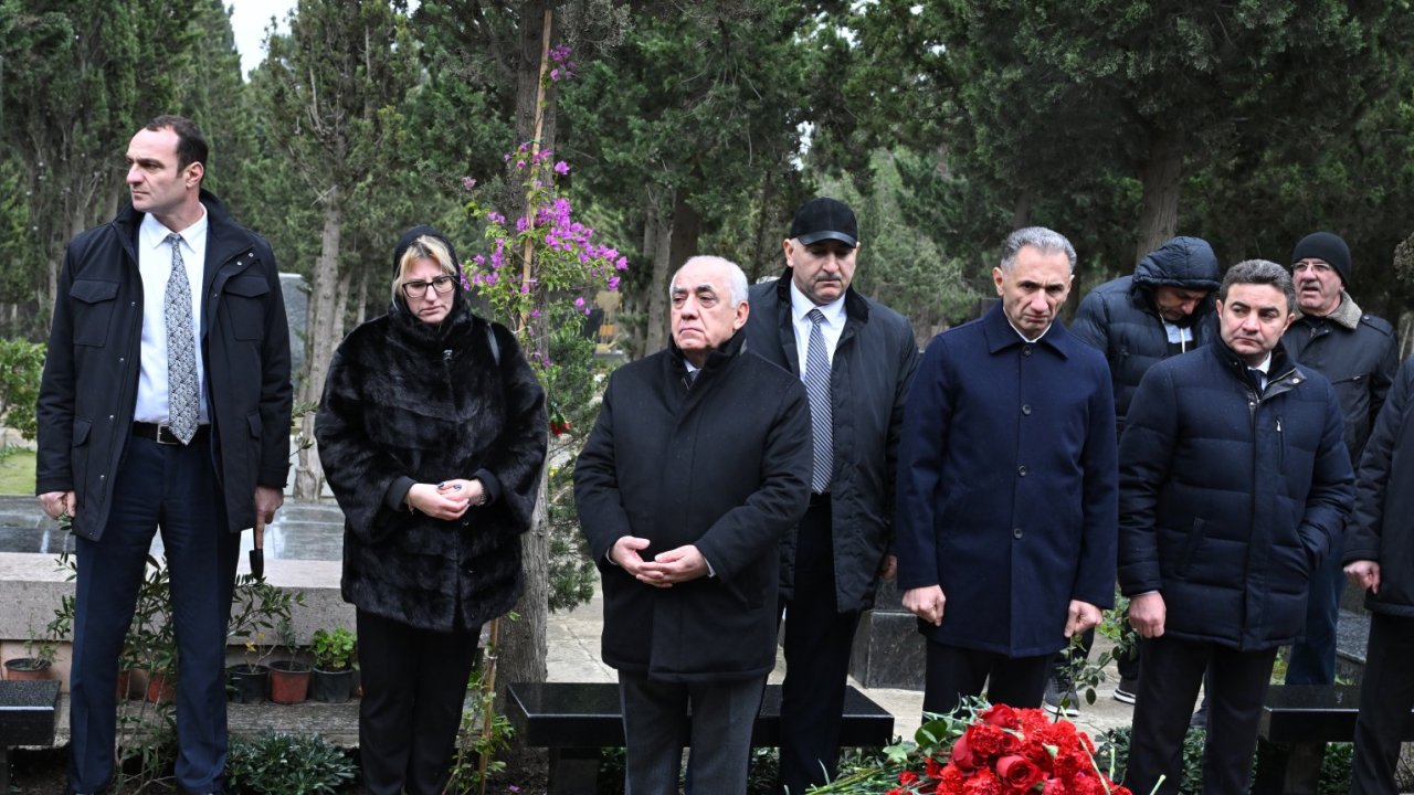 Əli Əsədov təyyarə qəzasında həlak olan ekipaj üzvlərinin məzarını ziyarət edib