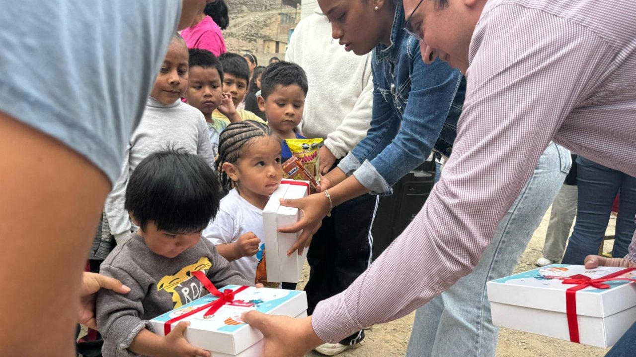 Azerbaijan presents gifts to children from low-income families in Peru