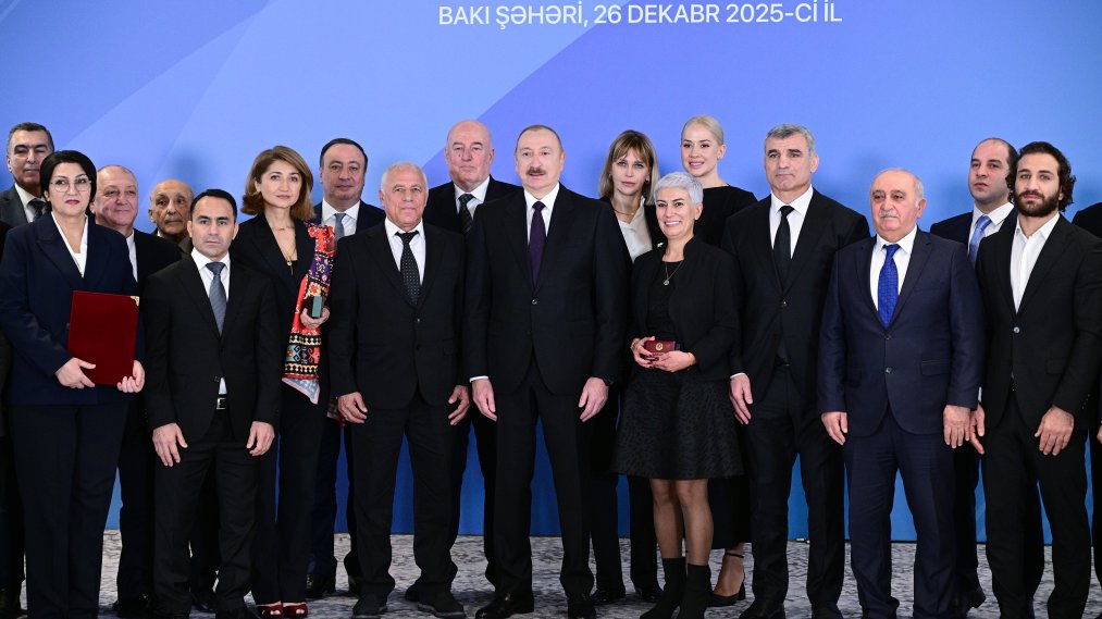 Prezident İlham Əliyev bir qrup idmançıya və idman mütəxəssisinə yeni mənzillərinin orderlərini təqdim edib