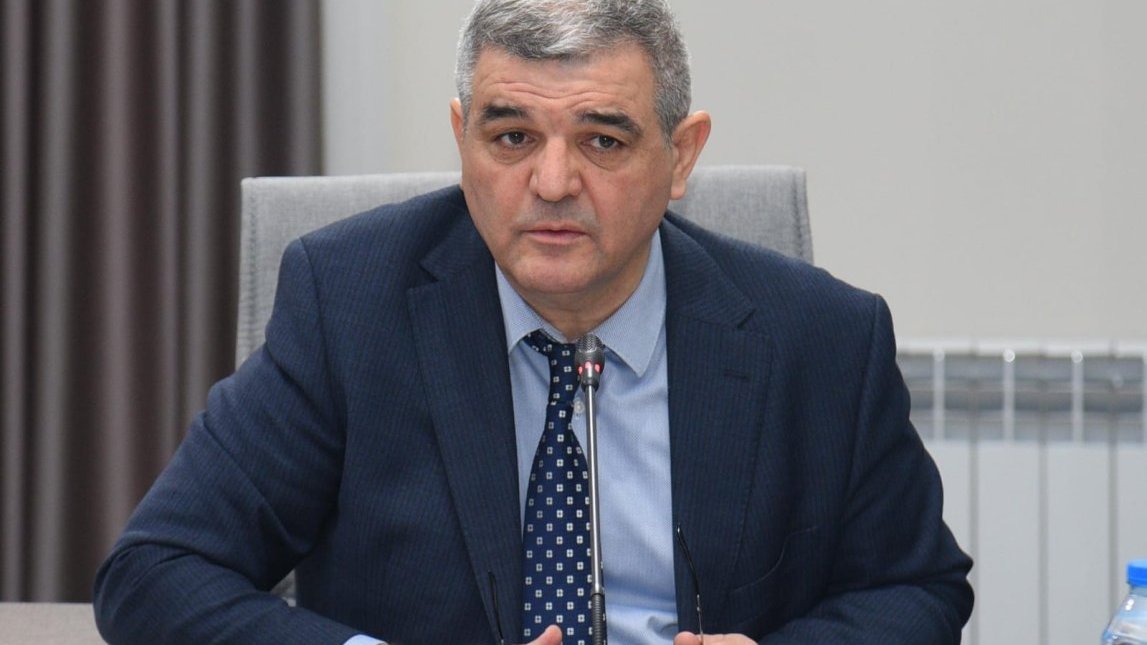 Vətəndaş işə getmək üçün yolda 2 saat vaxt itirdiyini sübut edirsə, o, işdən tez çıxmalıdır – Millət vəkili