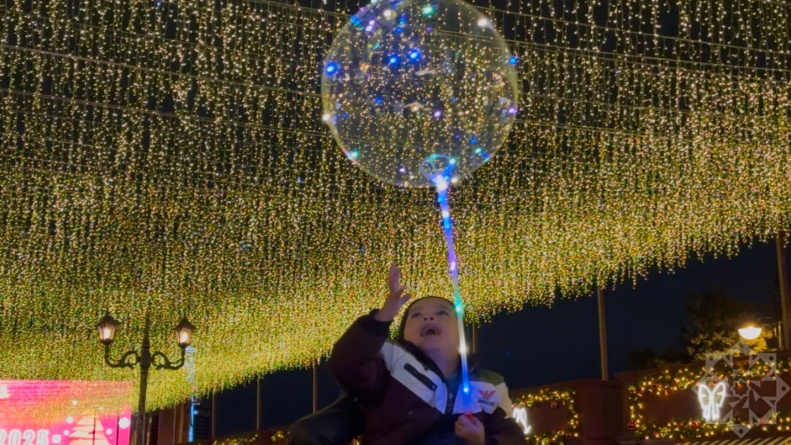 Bakı Yeni il ərəfəsində: yolkalar, işıqlar və sevinc dolu anlar