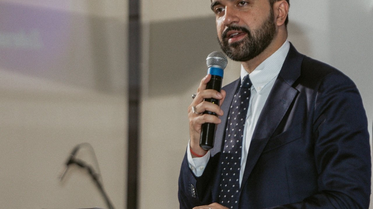 Zohran Mamdani Kur’an-ı Kerim'e el basarak göreve başladı