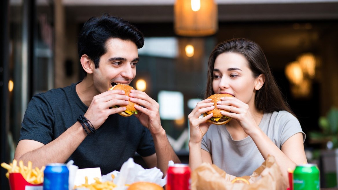 Britaniyada fastfud yeməklərin reklamı qadağan olunub