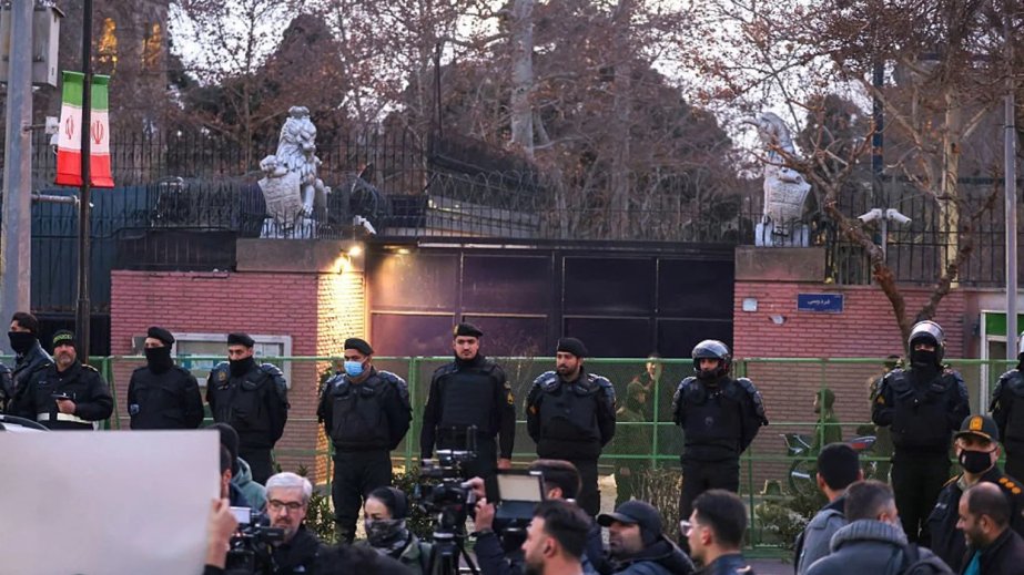 Böyük Britaniya Tehrandakı səfirliyini bağlayıb