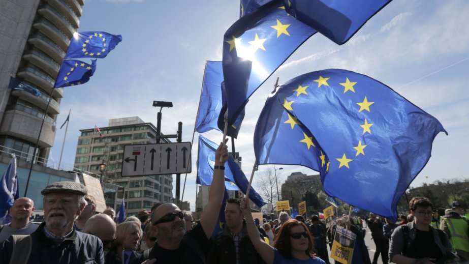 Avropalıların təxminən yarısı Aİ-nin ABŞ və Çinlə rəqabət apara biləcəyinə inanmır