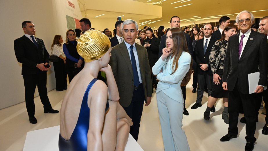 World-renowned American sculptor Carole Feuerman’s exhibition “Reborn into the Water” opens at Heydar Aliyev Center