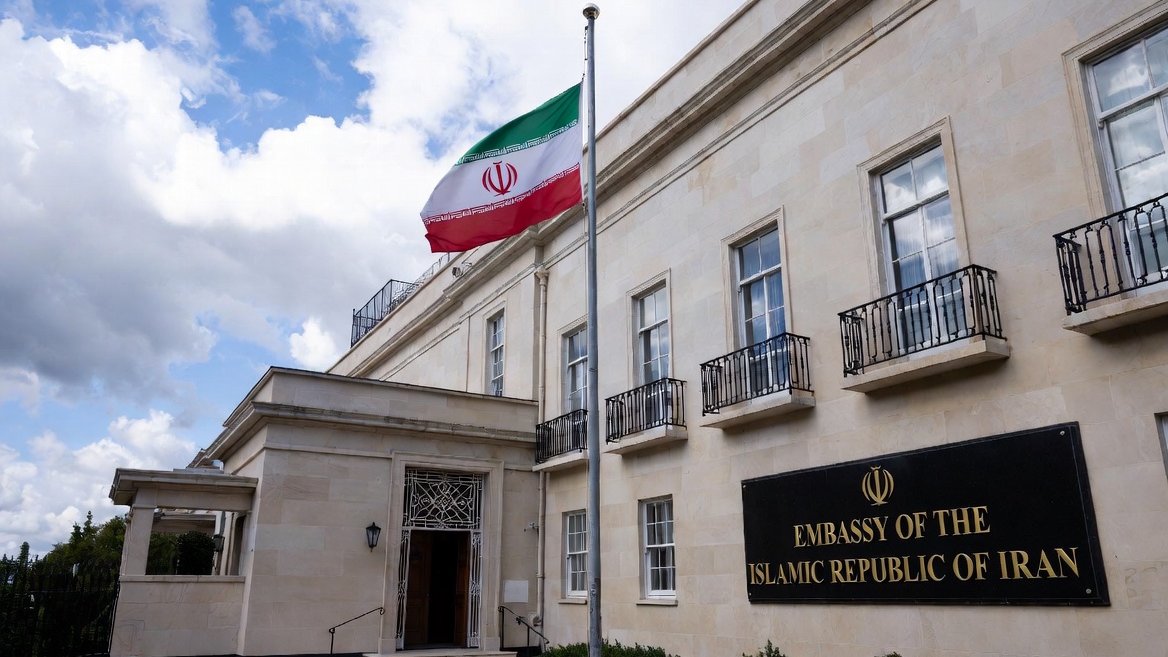 Londonda səfirlik binasından İran bayrağını endirən şəxs həbs edildi