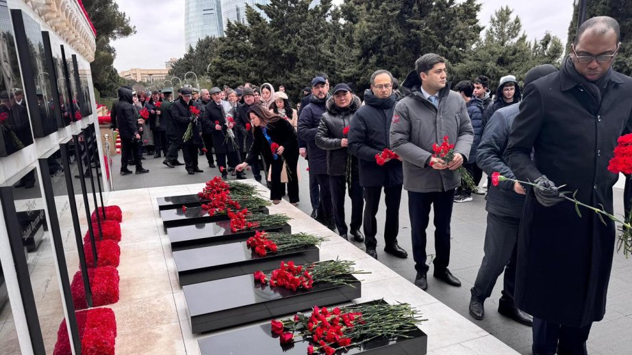 TÜRKPA nümayəndə heyəti Şəhidlər xiyabanını ziyarət edib