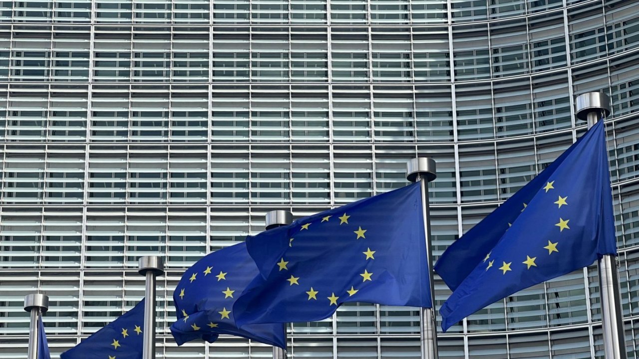 Avropa Parlamenti Aİ ilə ABŞ arasında ticarət sazişinin ratifikasiyasını dayandırdı