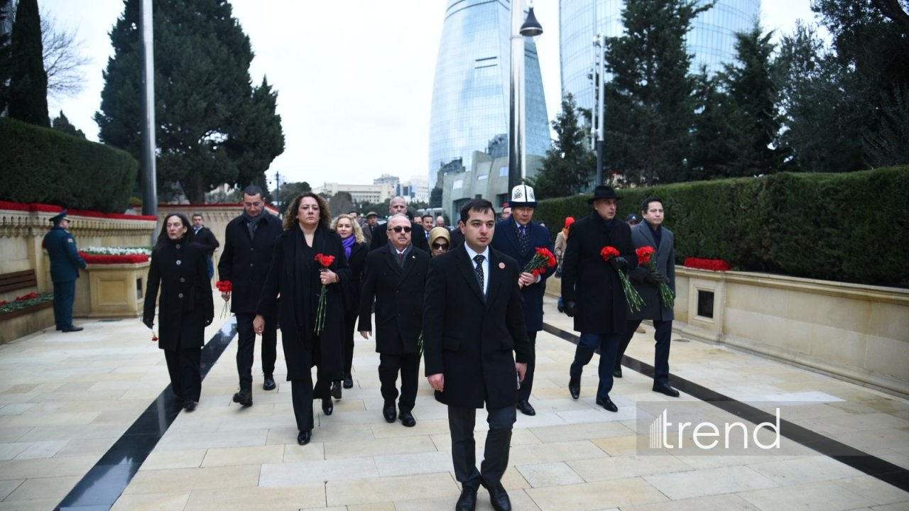 Səfirlər Şəhidlər Xiyabanını ziyarət etdi