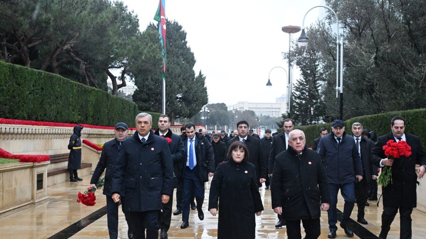 Azerbaijan’s state and government officials visit Alley of Martyrs