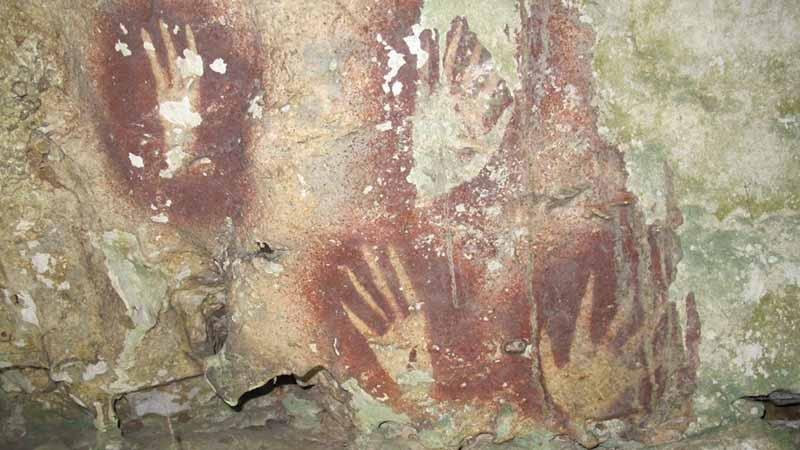Dünyanın bilinen en eski kaya resmi Endonezya’da bulundu