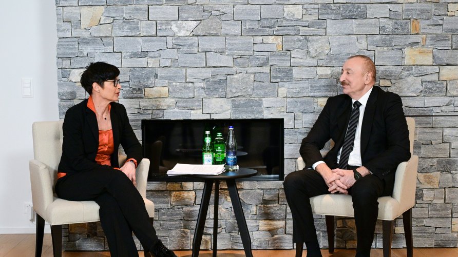 Prezident İlham Əliyev Davosda Avropa İttifaqının Genişlənmə üzrə komissarı Marta Kosla görüşüb