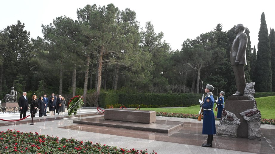 Speaker of Spanish Congress of Deputies pays tribute to National Leader Heydar Aliyev