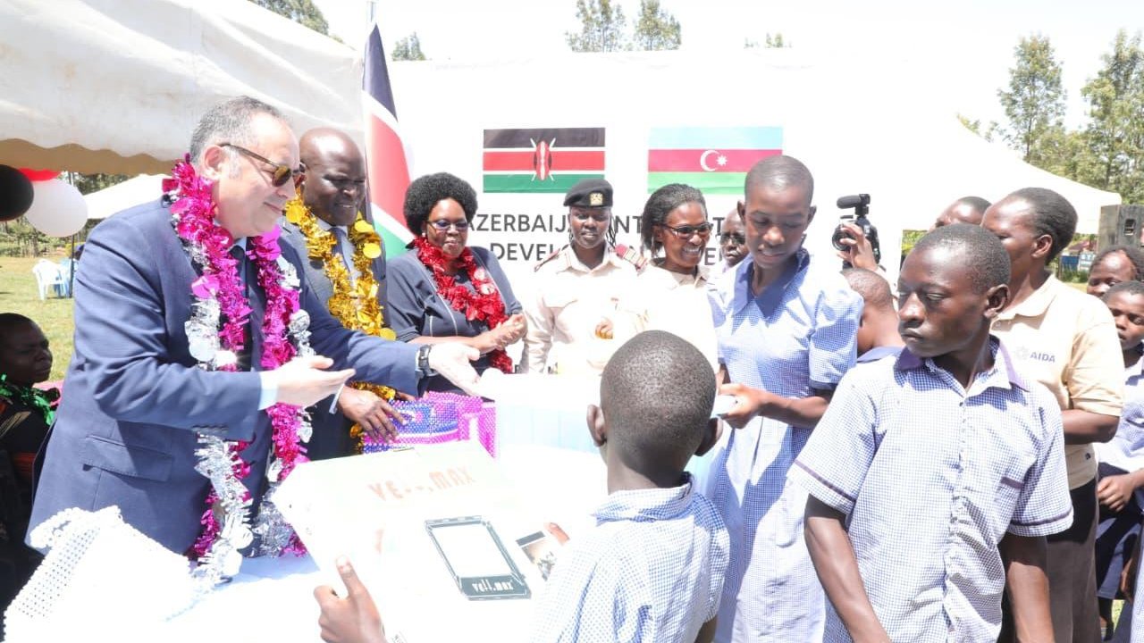 Azərbaycan Keniyadakı məktəbə 20 min dollar dəyərində humanitar yardım göndərib