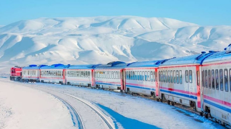 Polşada sərt qış qatarların hərəkətini iflic edib