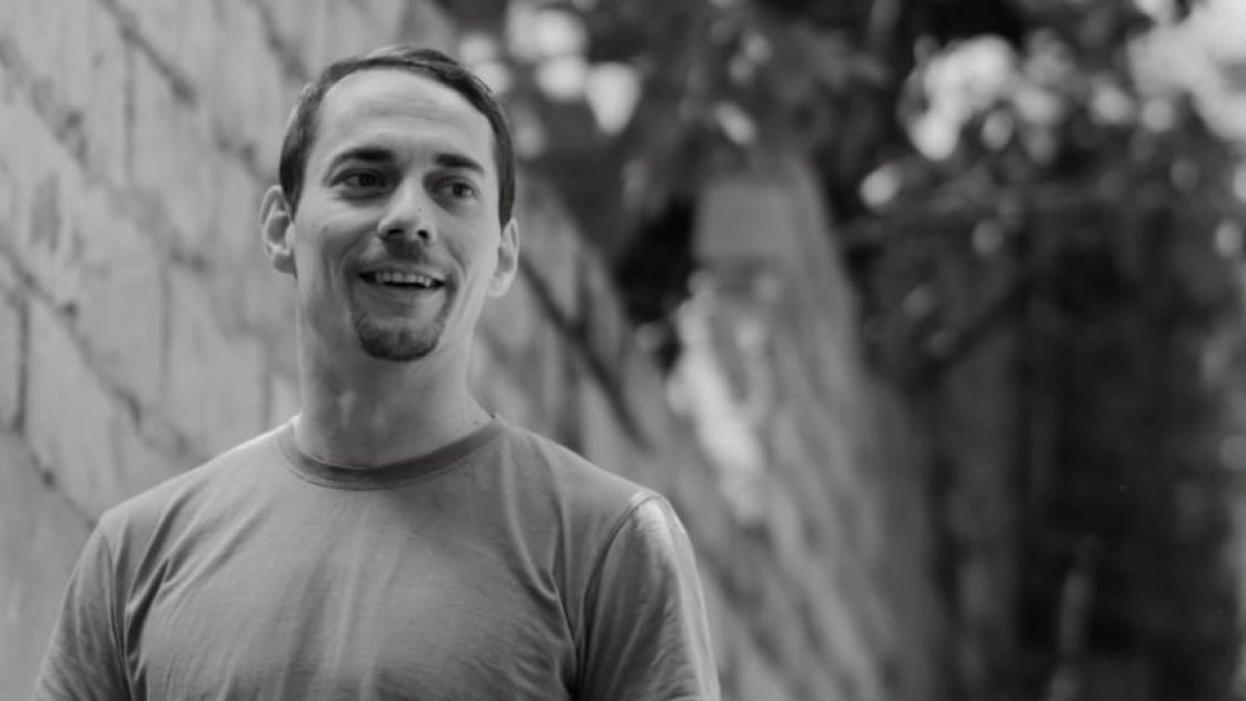 Aktyor Yevgeni Maksimov: Əgər “süni intellektdən yumor” istəyiriksə, qoy elə süni intellekt zarafat etsin