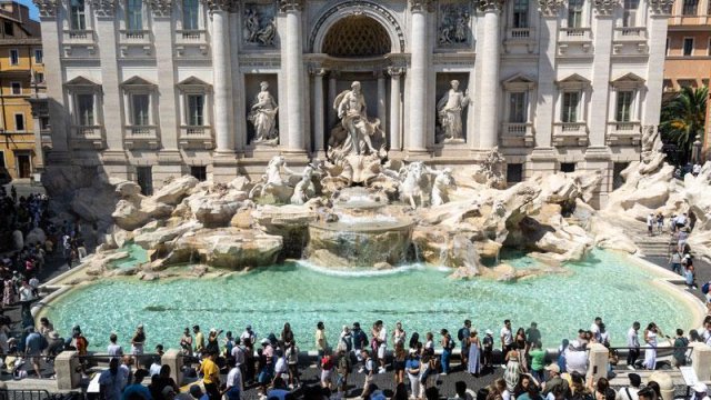 Roma'nın tarihi Trevi Çeşmesi'nde turistler için ücretli dönem başladı