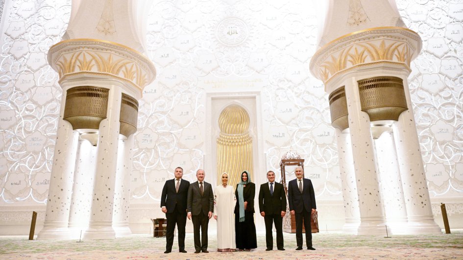 Heydər Əliyev Fondunun vitse-prezidenti Leyla Əliyeva Əbu-Dabidə Şeyx Zayed məscidini ziyarət edib