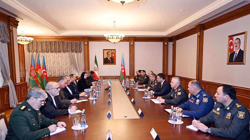 Zakir Həsənov iranlı həmkarı ilə hərbi əməkdaşlığın perspektivlərini müzakirə edib
