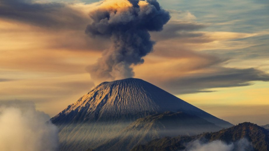 İndoneziyada Semeru vulkanı gün ərzində beş dəfə püskürüb