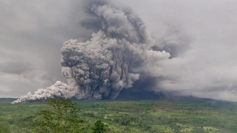 Endonezya'daki Semeru Yanardağı'nda 5 kez patlama meydana geldi
